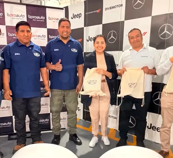 Equipo JG Automotriz en activación de marca con Jeep y Dodge